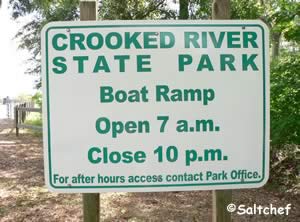 sign showing hours for crooked river state park boat ramp